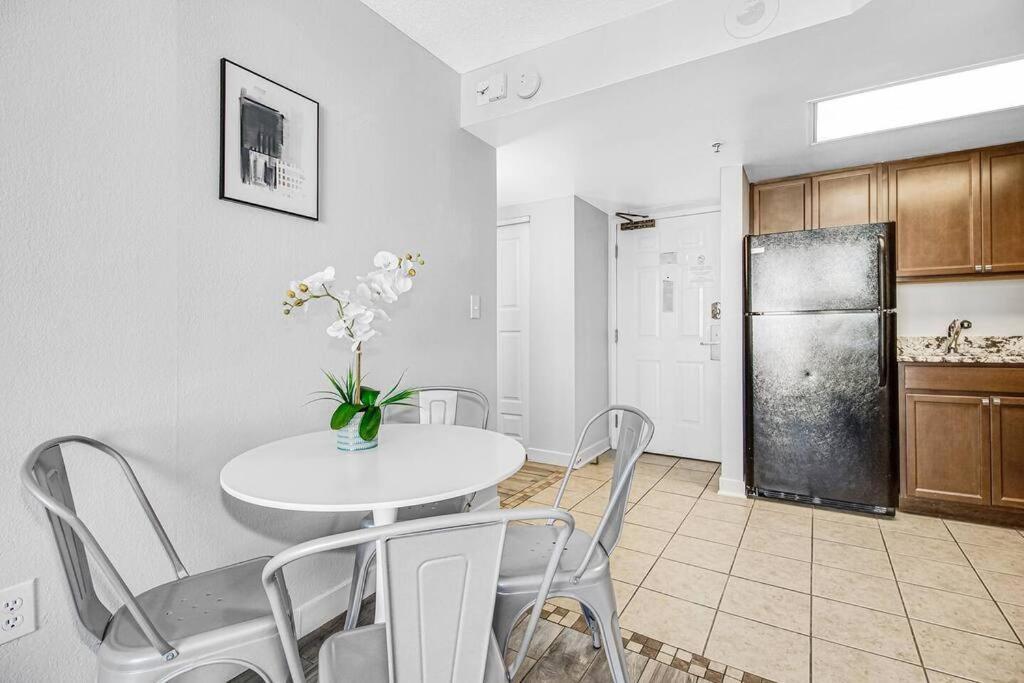 Апартаменти Upscale Oceanview 1Br Dog Friendly! 1104 Мертл-Біч Екстер'єр фото